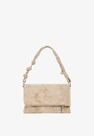 Bolso beige para el hombro con relieve floral, correa anudada, pequeño logo plateado, bolsillo frontal con cremallera y charm en forma de corazón en la correa.
