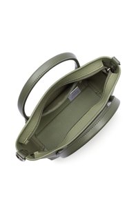 Borsa in pelle verde con un'esterno liscio e foderatura testurizzata. Presenta una chiusura con zip e un manico singolo per il trasporto. L'interno è spazioso.