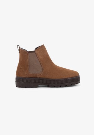 Bottines en daim marron avec des panneaux élastiques sur les côtés, bout rond et semelle en caoutchouc sombre texturé. Tirant à l'arrière pour un enfilage facile.