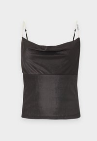 Μαύρο σατέν μπλουζάκι χωρίς μανίκια με λαιμόκοψη καμπάνα και λεπτές χρυσές αλυσίδες στους ώμους σε λευκό φόντο.