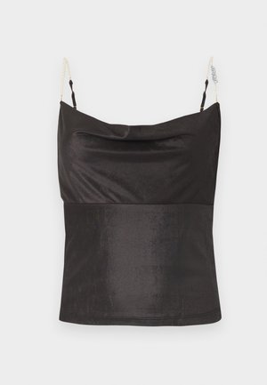 Černý saténový top bez rukávů s vodopádovým výstřihem a tenkými zlatými řetízkovými ramínky na bílém pozadí.