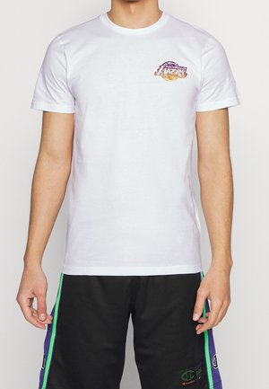 Weißes Baumwoll-T-Shirt mit einem mehrfarbigen Lakers-Logo auf der linken Brust. Rundhalsausschnitt und kurze Ärmel, reguläre Passform.