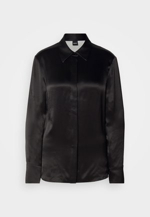Chemise noire en satin à manches longues avec un col pointu, une fermeture à boutons sur le devant et des poignets. Texture lisse et design minimaliste.