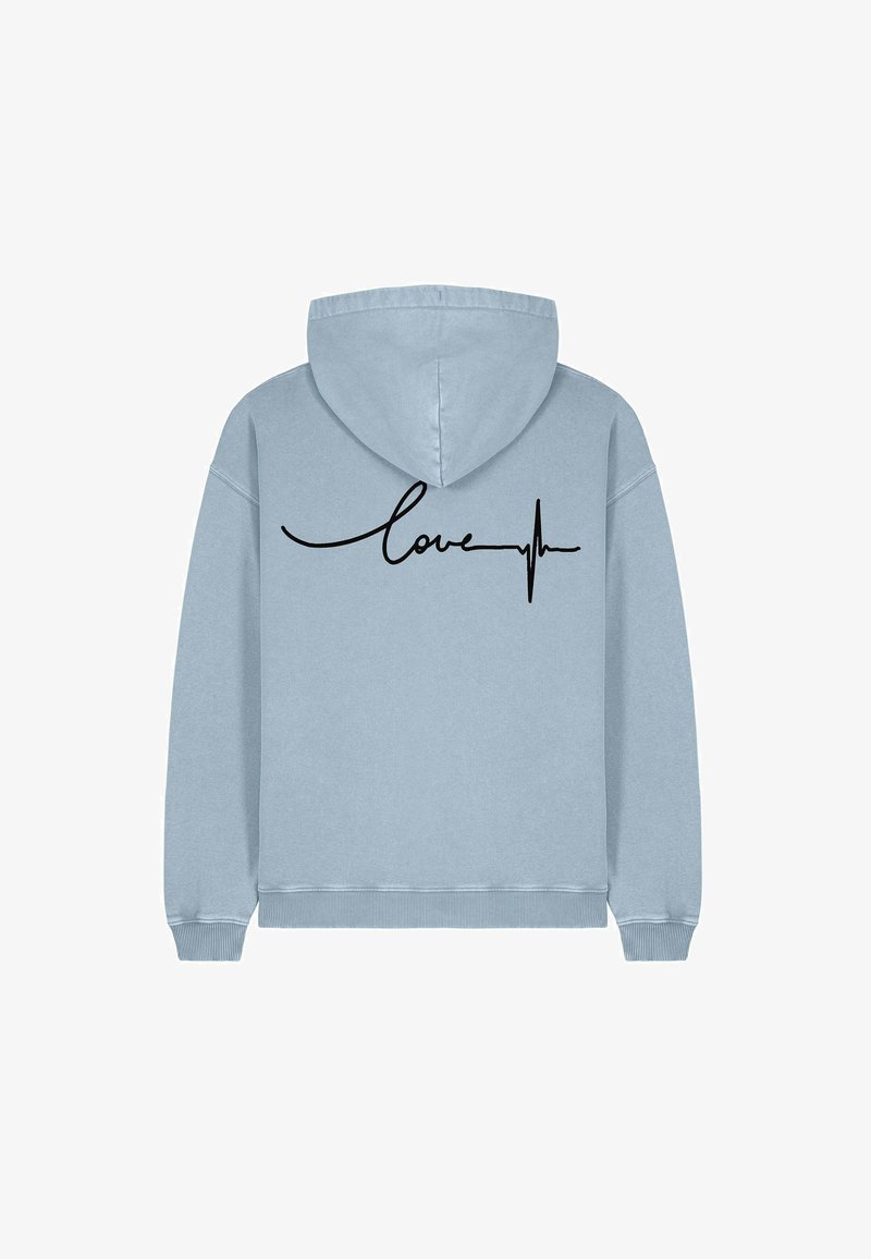 Haut à capuche bleu clair avec un texte en cursive noir indiquant « amour » avec une ligne de battement cardiaque intégrée au design à l'arrière.