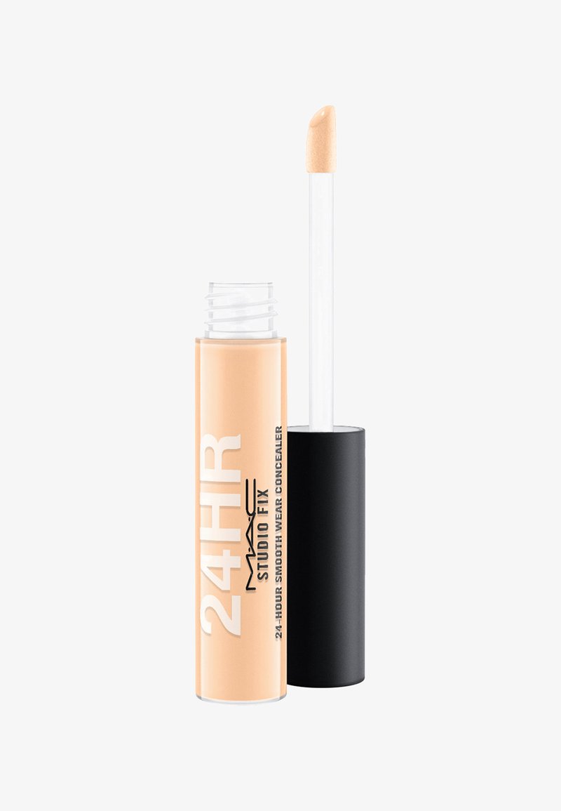 MAC 24HR Studio Fix Concealer, leichte beige Flüssigkeit in einem klaren Röhrchen mit schwarzem Deckel, verfügt über einen Applikator mit Schwämmchen für präzise Anwendung.
