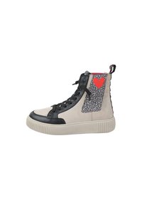 Sneaker alta con tomaia in suede beige, dettagli in pelle nera, pannello laterale con stampa leopardata, dettaglio a forma di cuore rosso e suola in gomma testurizzata.