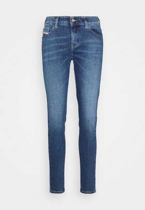 Midblaue Skinny-Jeans aus Denim mit Reißverschluss und Knopfverschluss, Vordertaschen sowie leichter Verblassung an Oberschenkeln und Knien.