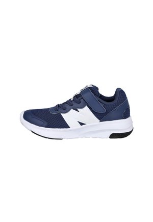 Zapatilla deportiva azul marino y blanca con parte superior de malla, correa de velcro, cordones y suela blanca acolchada sobre un fondo blanco.