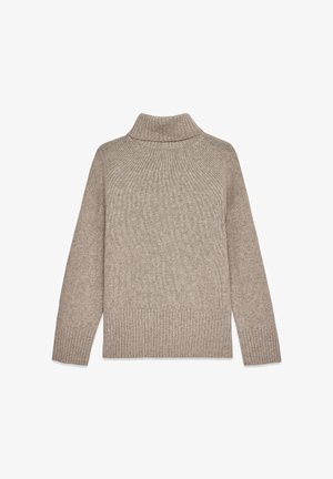 Bežs turtleneck džemperis, izgatavots no mīksta adījuma materiāla, ar ribotu apakšmalu un piedurknēm, brīvā piegriezuma un minimālisma dizains.