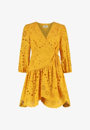 Geel katoenen wikkeljurk met bloemen- en cirkelvormige uitsnijdingen, driekwart pofmouwen en een uitlopende zoom. Heeft een strikdetail in de taille.