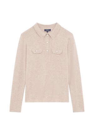 Camisa polo de manga larga color beige claro con cuello, tapeta de tres botones y dos bolsillos en el pecho con solapa y cierre de botón. Textura suave.