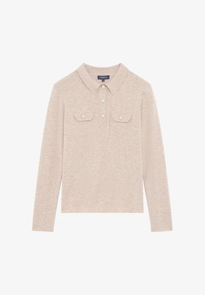 Polo shirt beige clair à manches longues avec un col, une patte de boutonnage à trois boutons et deux poches poitrine avec rabat et fermetures à bouton. Texture douce.