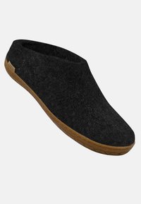 Sorte filt slip-on sko med en afrundet tå, en glat tekstur og en kontrastfarvet brun gummisål. Minimalistisk design uden synligt hardware.