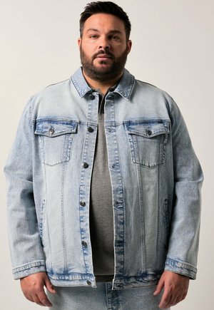Lysblå denimjakke med knaplukning, to brystlommer og en afslappet pasform, der har slidte accenter og et klassisk kravedesign.