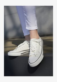 Não selecionado, white