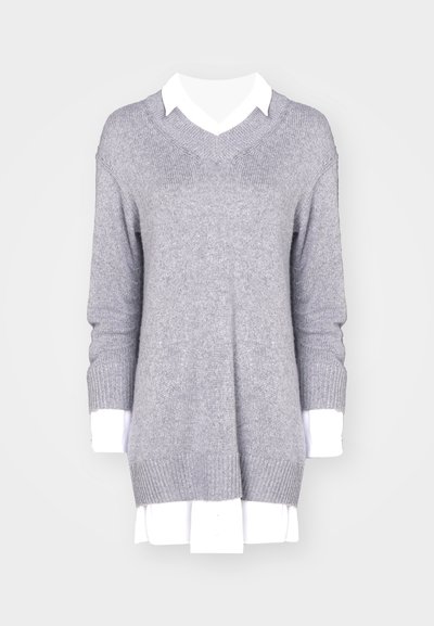 Sivo, pleteno pulover z V-izrezom in dolgimi rokavi, narejen nad belim srajčnim ovratnikom. Vidni so rebrasti detajli na manžetah in robu.