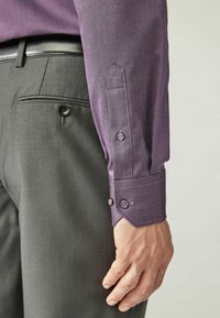 Next TEXTURED TRIMMED REGULAR FIT SINGLE CUFF - Cămașă - damson pink