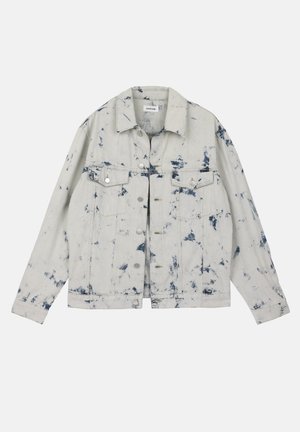 Giacca di jeans grigia chiara con motivi tie-dye blu. Presenta una chiusura con bottoni, due tasche sul petto e una vestibilità leggermente oversize.