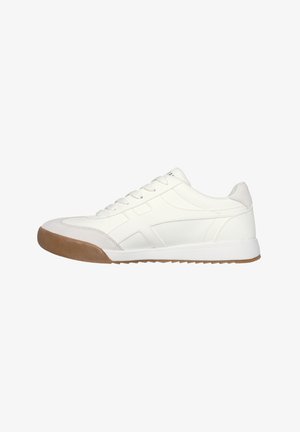 Sneaker bianca in pelle con punta in camoscio, suola in gomma naturale, lacci piatti e design minimalista con dettagli cuciti e logo.