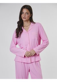 Conjunto de pijama rosa hecho de tela suave con cuello, mangas largas y cierre de botones. Presenta un bolsillo en el pecho y ribetes de contraste.