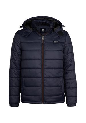 Marineblauwe pufferjack met capuchon, voorzien van een gequilt ontwerp, een voorsluiting met rits, oranje accenten en een merkpatch op de bovenste linkerborst.