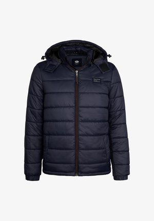 Marineblauwe pufferjack met capuchon, voorzien van een gequilt ontwerp, een voorsluiting met rits, oranje accenten en een merkpatch op de bovenste linkerborst.