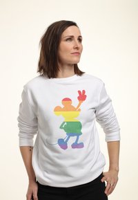 Biała bluza z kapturem z wielokolorowym sylwetką myszy z znakiem pokoju, na jasnym tle.