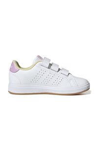 Weiße Sneakers mit einem glatten synthetischen Obermaterial, drei Klettverschlussriemen, einem perforierten Design an der Seite und einer hellgrünen sowie pinken Akzentferse.