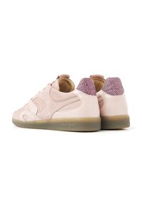 Ein Paar pinke Wildleder- und Leder-Sneaker mit strukturierten lila Fersenakzenten und durchsichtigen Gummisohlen, von hinten im Dreiviertelansicht gezeigt.