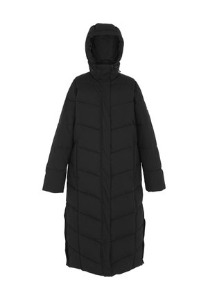 Kobieta ubrana w długi czarny pikowany płaszcz puchowy z kapturem i zatrzaskami po bokach, w czarnej czapce bejsbolowej, stojąca na jednolitym tle.