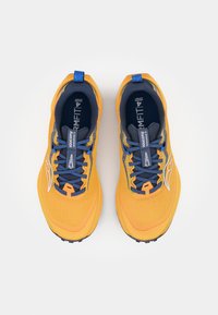 Gele hardloopschoenen met grijze accenten, bovenwerk van mesh, textuur oppervlakte, blauwe veters en reflecterend logo. Geschikt voor buitenactiviteiten.