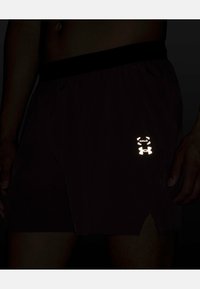 Juodi sportiniai šortai su atspindinčiu logo apatinėje kairėje pusėje ir šoninėmis angomis ventiliacijai. Pagaminti iš lengvos medžiagos.