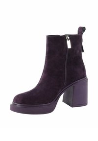Fioletowe zamszowe botki za kostkę na grubym obcasie, z bocznym zamkiem błyskawicznym i pętelką z tyłu. Gładka faktura i smukły design.