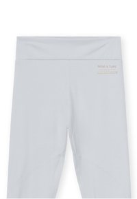 Leggings grigio chiaro con un ampio elastico in vita, caratterizzati da un logo in una tonalità discreta, texture liscia e dettagli di cucitura minimal.
