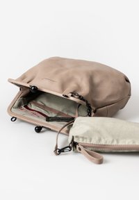Borsa in pelle beige con un design morbido, superficie texturizzata e una fodera in tessuto a righe. Include una pochette rimovibile a righe verdi.