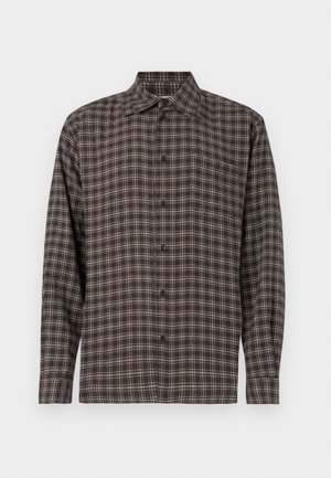 Camisa de botão de manga comprida com padrão de xadrez castanho e bege, um bolso no peito e colarinho clássico.