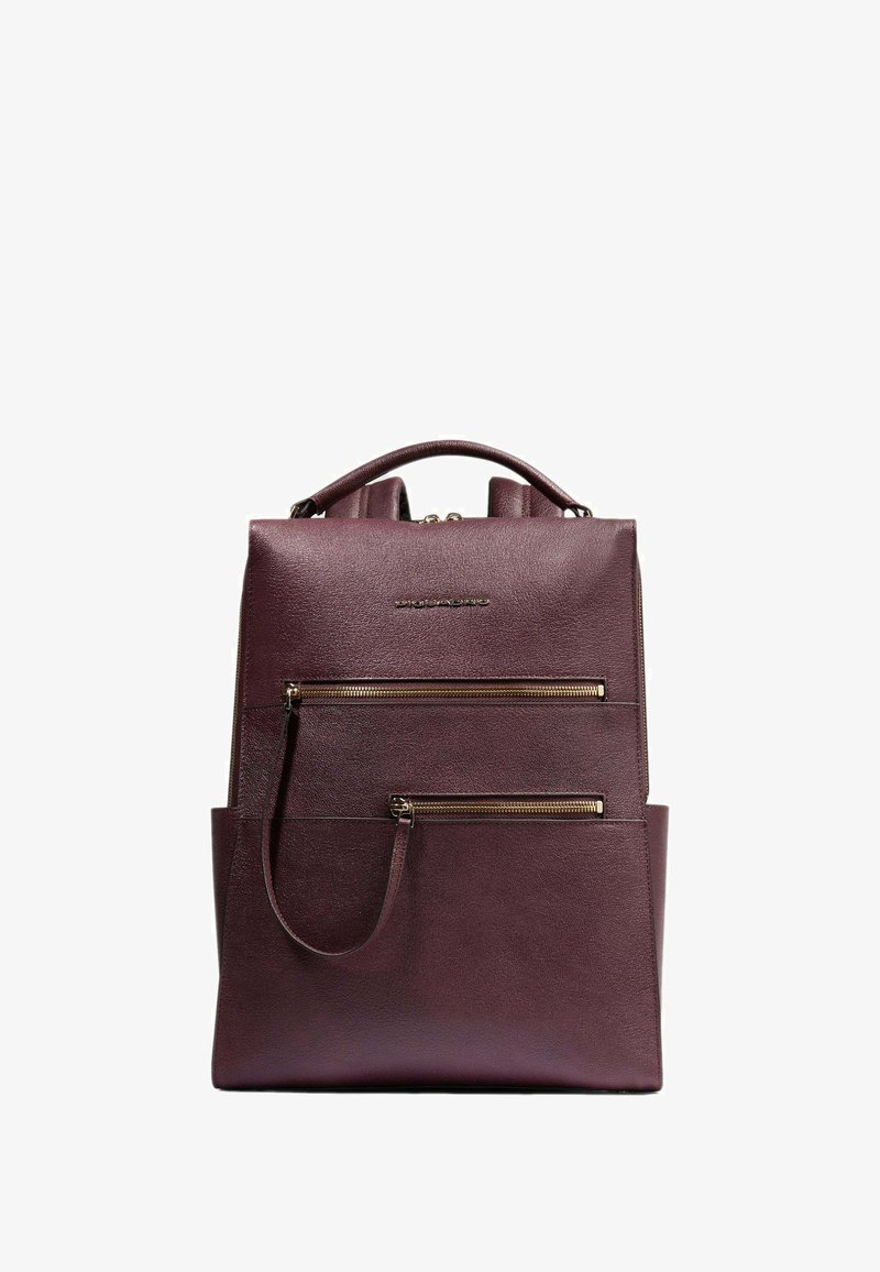 Zaino in pelle color viola scuro con due tasche anteriori con cerniera, manico superiore e spallacci regolabili.