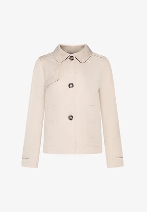 Beige jas met een kraag, drie knoppen aan de voorkant, twee zakken en gestikte accenten op de schouders en mouwen. Zachte stoftextuur.