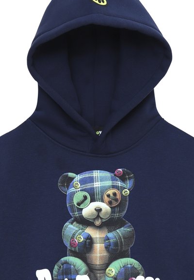 Felpa con cappuccio blu navy che presenta una grafica di un orsetto di peluche a quadretti, decorata con bottoni colorati e volti sorridenti.