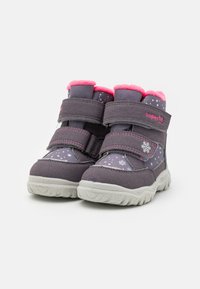Lila vinterstövlar med rosa detaljer och en fluffig krage. Två kardborreband, snöflinge-mönster, gummisulor med struktur.