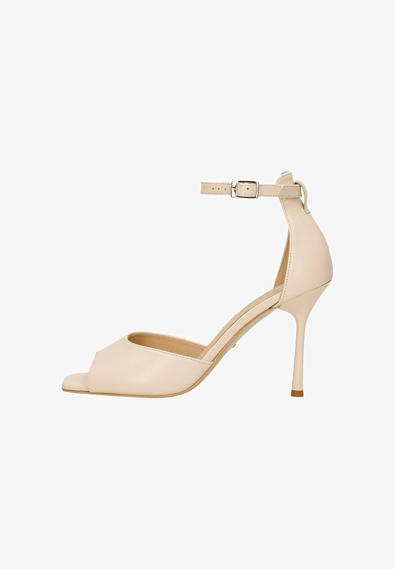 Beżowe sandały na wysokim obcasie wykonane z gładkiej skóry, z otwartych palcami, paskiem na kostkę z małą klamrą i szpilką.