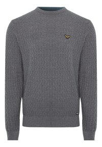 Suéter de punto gris con un patrón texturizado, cuello redondo y puños acanalados. Presenta un pequeño logo bordado en el pecho.