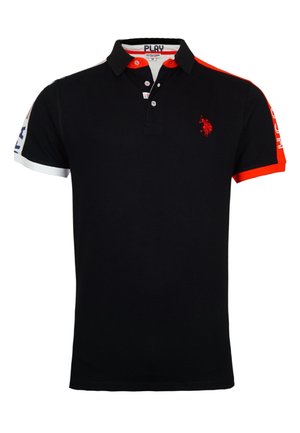 Czarna koszulka polo z czerwonymi i białymi akcentami, czerwonym wyszywanym logo na piersi, paskowanymi rękawami z tekstem marki oraz kołnierzykiem zapinanym na guziki.