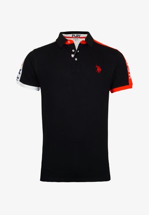 Zwart poloshirt met rode en witte accenten, rood geborduurd logo op de borst, gestreepte mouwen met merktekst en een kraag met knopen.