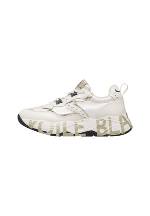 Weiße und beige Sneaker mit klobiger Sohle, schwarzen Schnürösen, metallischen Akzenten und großem Text auf der Sohle mit der Aufschrift "VOILE BLANCHE."