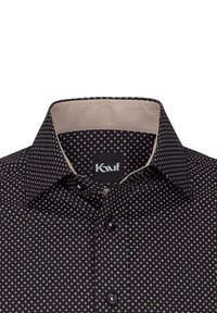Camicia nera con un piccolo motivo a croce bianco e beige, dotata di colletto interno beige e chiusura anteriore con bottoni. Tessuto liscio e design strutturato.