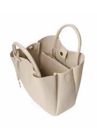 Beige læder tote taske med et struktureret design, glat tekstur, to håndtag og en lynlåslomme indeni.