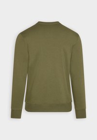 Suéter de cuello redondo color verde oliva, hecho de una tela suave, con mangas largas y puños acanalados. Diseño simple sin patrones ni acentos visibles.