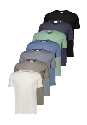 Sept t-shirts à manches courtes et col rond en blanc, taupe, gris, bleu, vert, marine et noir, alignés en rang sur un fond blanc.