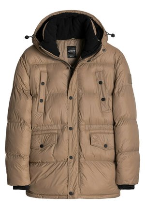 Braune Pufferjacke mit Kapuze, ausgestattet mit einem Reißverschluss, zwei Fronttaschen und schwarzen Druckknöpfen. Texturiertes Material und warme Innenausstattung.